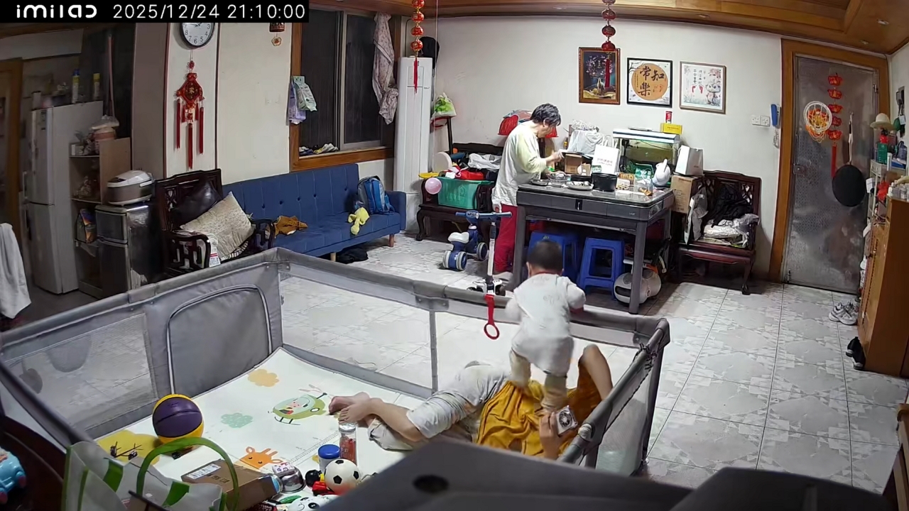 Video thumbnail for Toddler Tumbles Out of Crib in Guangdong!