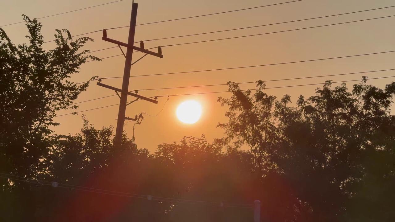 Video thumbnail for US: Smoke from Canadian Wildfires Bankets Highland, IN.
