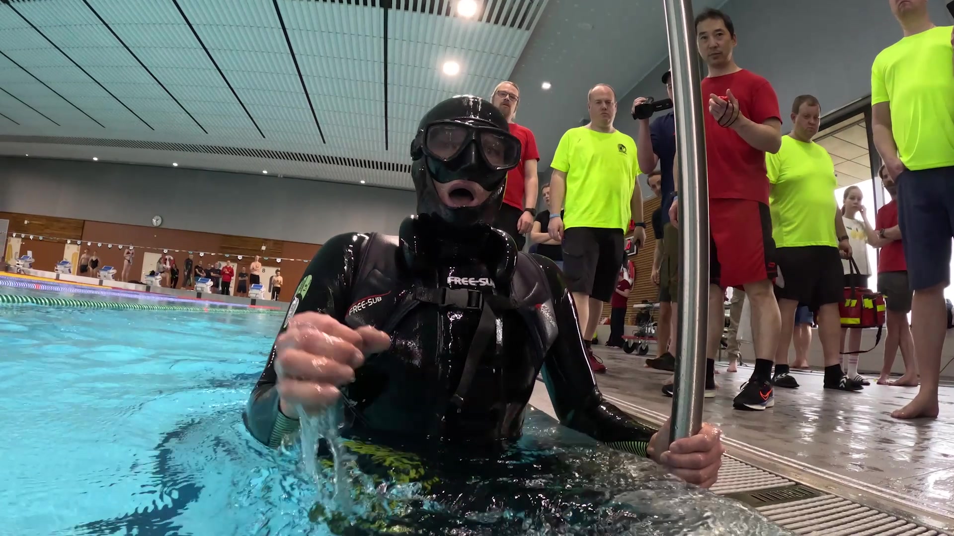 Video thumbnail for Longest underwater walk with one breath (male)