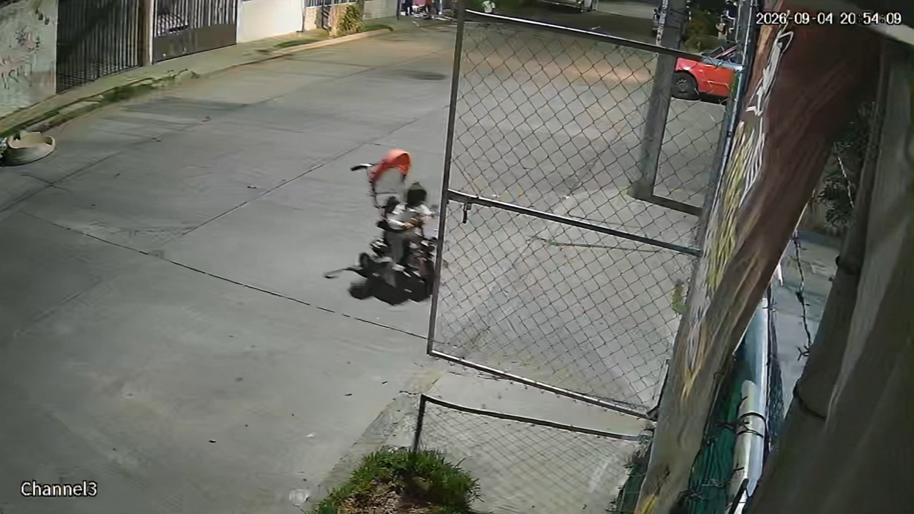 Video thumbnail for Child Tips Bicycle While Backing Out of Garage in Aguascalientes