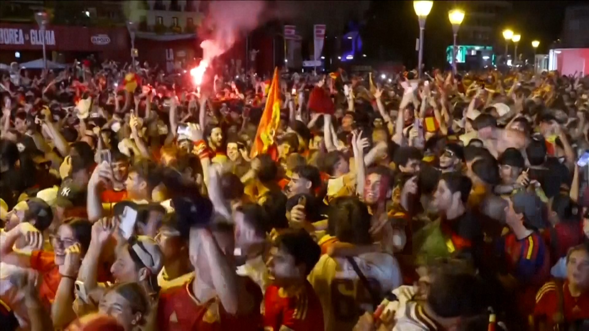 Video thumbnail for Fans in Madrid go wild as Spain beat Argentina to win second World Cup