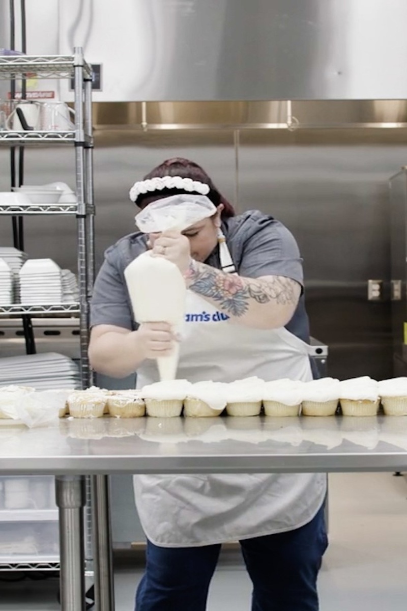 Video thumbnail for Most cupcakes frosted in one minute - 62 by Bridgette Anderson