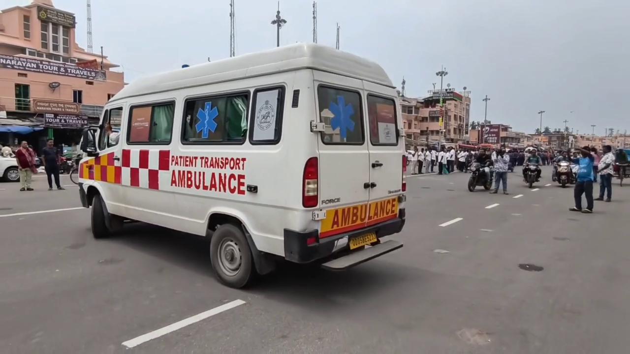 Video thumbnail for India: Indian Police conduct mock chariot race for upcoming religious ceremony in Puri, Orisha.