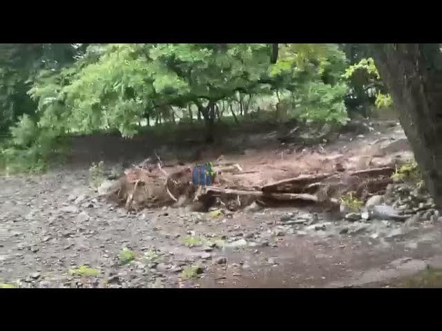 Video thumbnail for Así crece repentinamente el caudal en la quebrada en la comunidad La Ceiba Terrabona