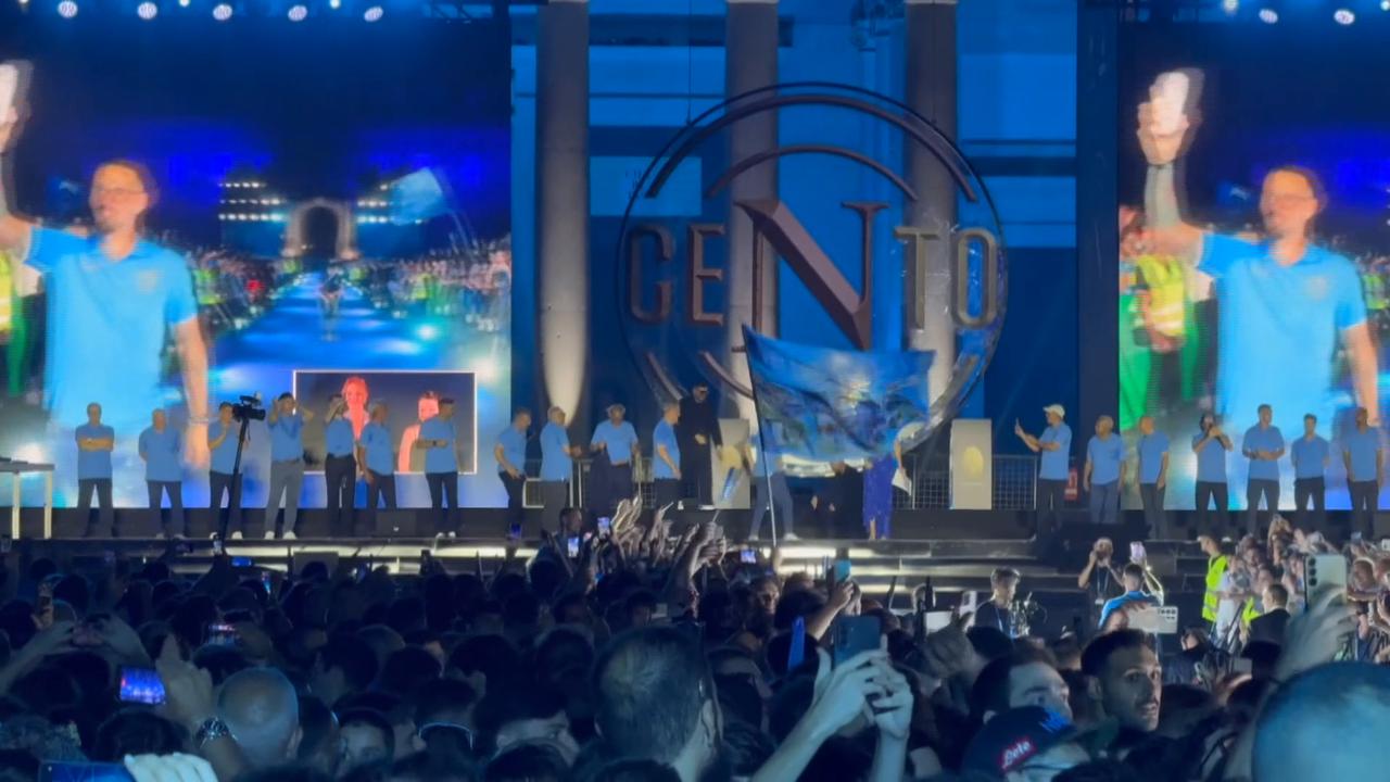 Video thumbnail for Italy: Napoli fans celebrate club's centenary in Naples (2).