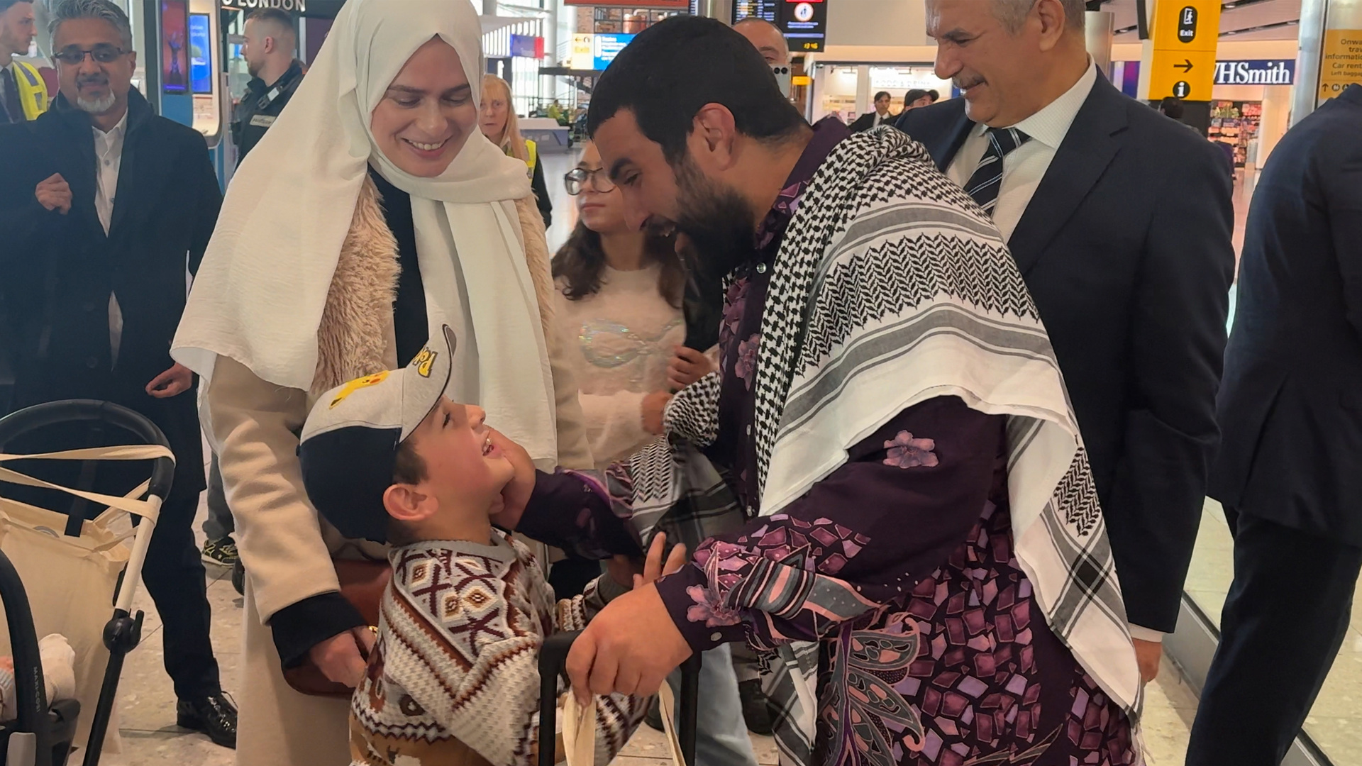 Video thumbnail for Freed journalist Sami Hamdi returns to UK after two weeks in ICE detention