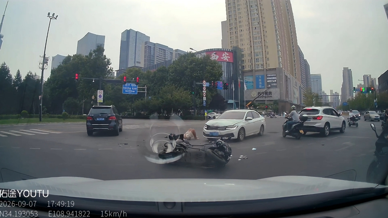 Video thumbnail for E-scooter rider hit by car while turning at Shaanxi intersection