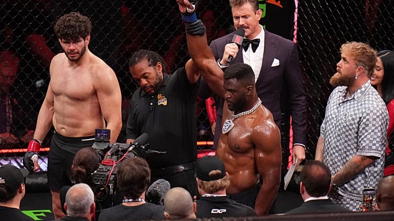Video thumbnail for Cameroonian MMA heavyweight star scores first round knockout