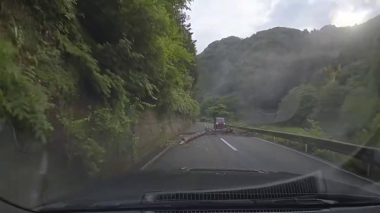 Video thumbnail for Japan: Dashcam Captures Moment Tree Crashes Down in Front of Moving Car.