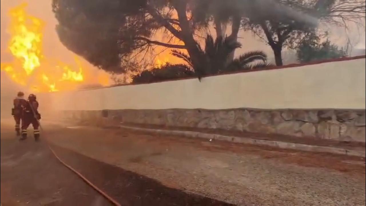 Video thumbnail for Spain: Wildfire reaches residential areas in central Spain.