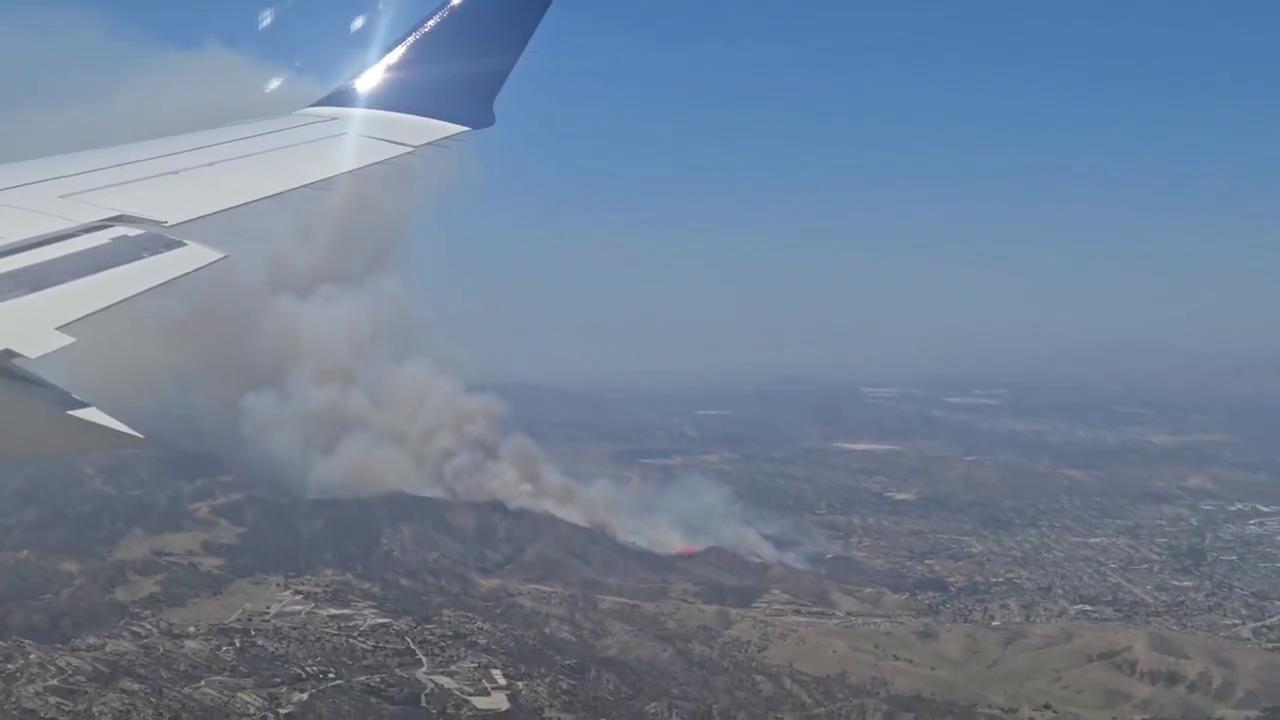 Video thumbnail for US: Evacuations Ordered as Sandy Fire Tears Through Simi Valley, California 2.