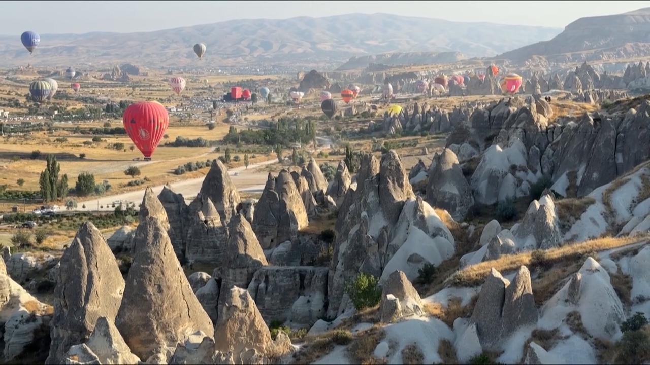 Video thumbnail for Türkiye: Cappadocia hosts annual special-shaped hot air balloon festival.