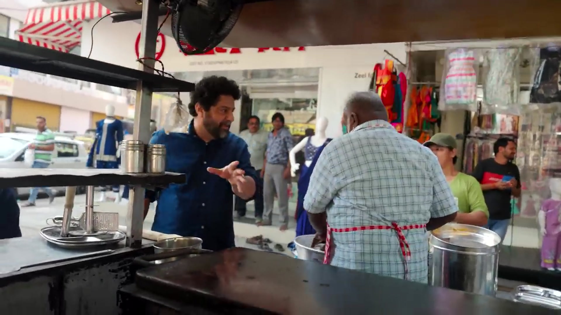 Video thumbnail for The Man Behind Mumbai_s Legendary Flying Dosas _ Street Eats _ Bon Appétit(720P_HD)