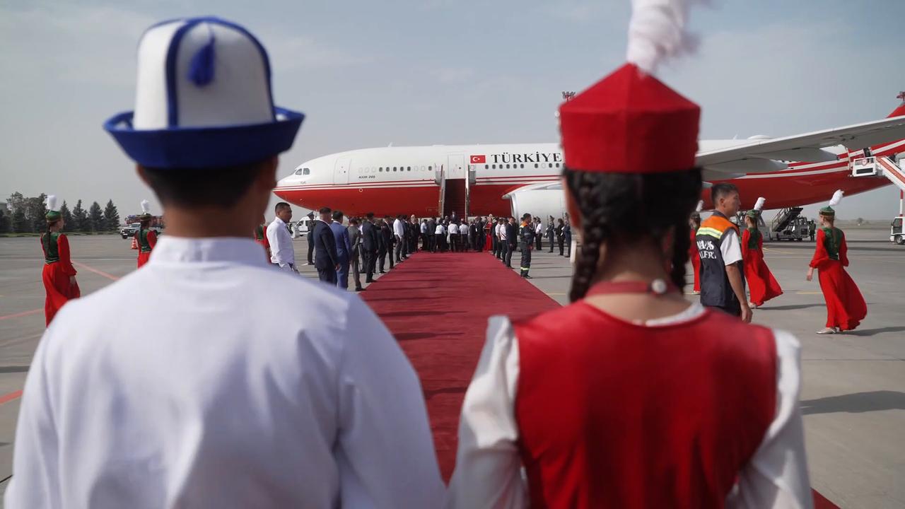 Video thumbnail for Kyrgyzstan: Turkish president arrives in Kyrgyzstan for Eurasian summit (2).