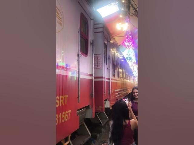 Video thumbnail for Hanoï train street 🚂