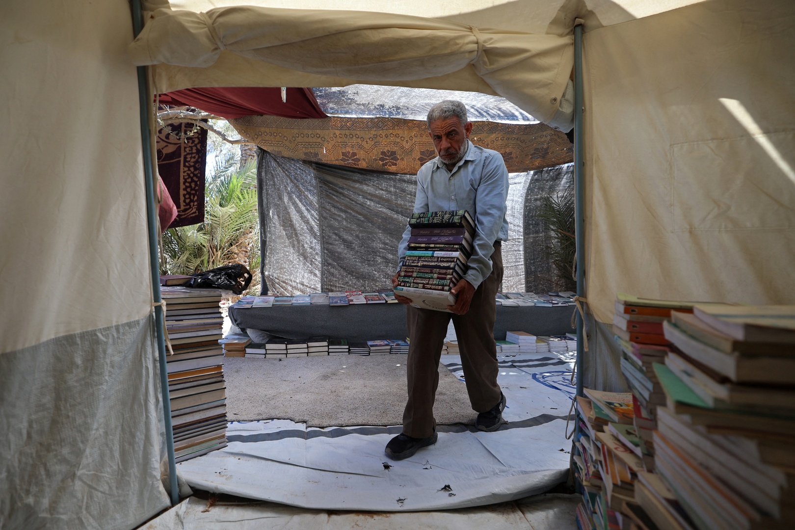 Video thumbnail for Gaza man builds roadside library from books buried in rubble