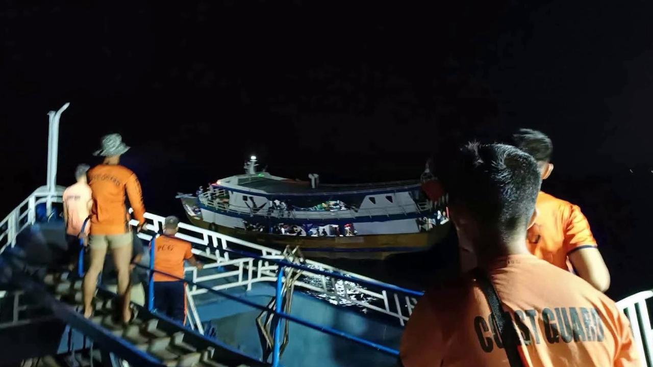 Video thumbnail for Philippines: Philippine Coast Guard rescues 62 people from stranded boat.