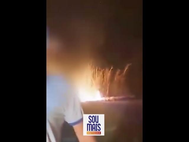 Video thumbnail for Fazendeiro é flagrado por fiscais do Ibama ateando fogo na própria terra no Tocantins