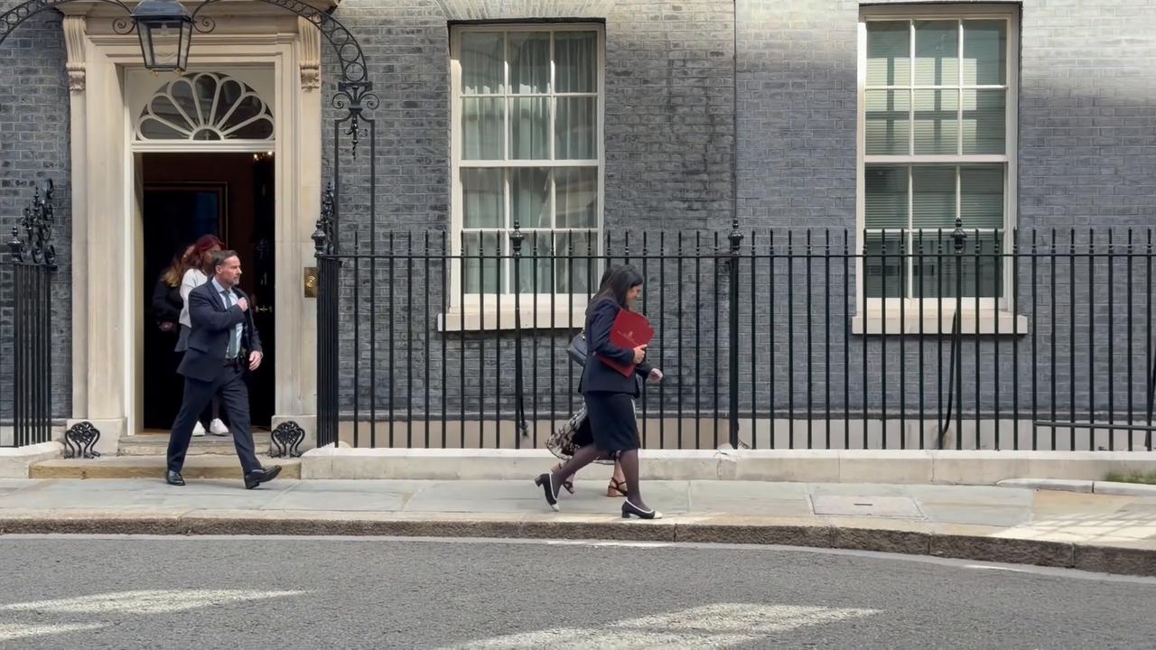 Video thumbnail for UK: UK premier holds Cabinet meeting ahead of 1st address to lawmakers (2).
