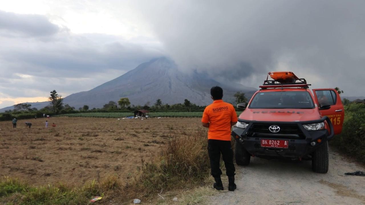 Video thumbnail for Indonesia: Indonesia's Mount Sinabung erupts, spewing ash 3,500 meters into sky.
