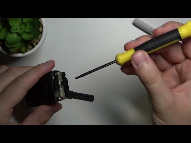 Video thumbnail for How to Change Battery in Volkswagen Passat Key with Keyless Entry System - Passat B6 Key Battery Fix