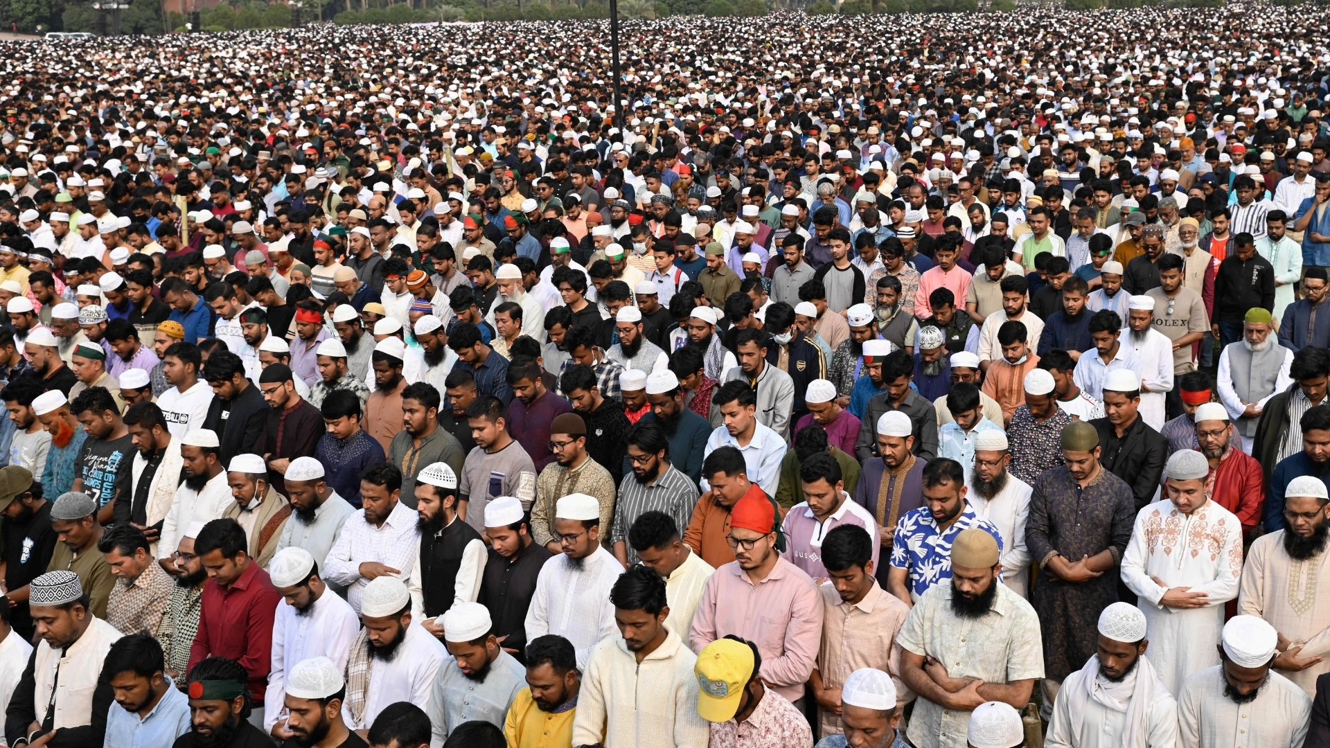 Video thumbnail for Bangladesh holds state mourning, funeral for slain uprising activist