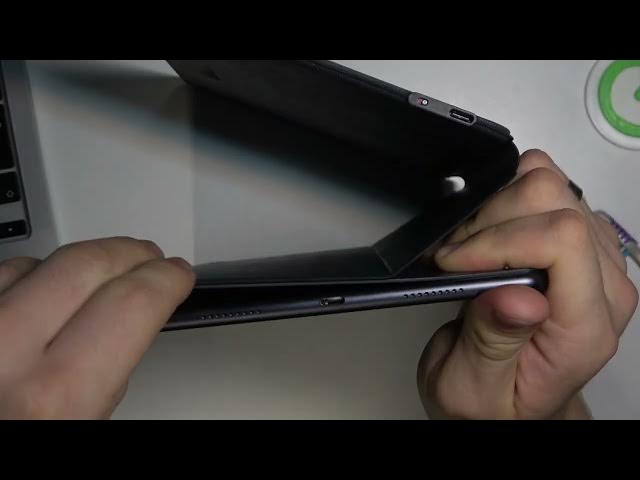 Video thumbnail for How to clean Huawei Matepad 2022 USB using household items / Clean USB connector on Huawei Matepad