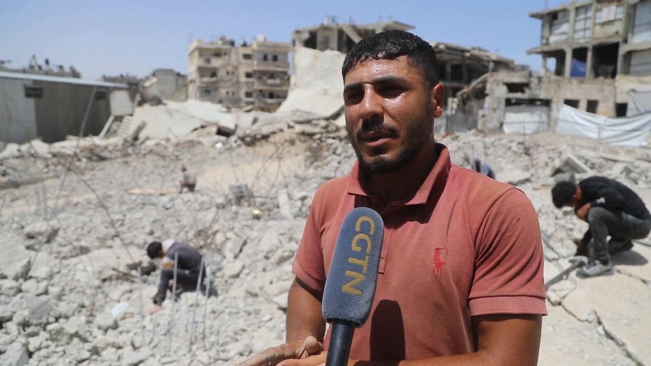 Video thumbnail for Gaza residents clear rubble by hand as large-scale reconstruction stalls.