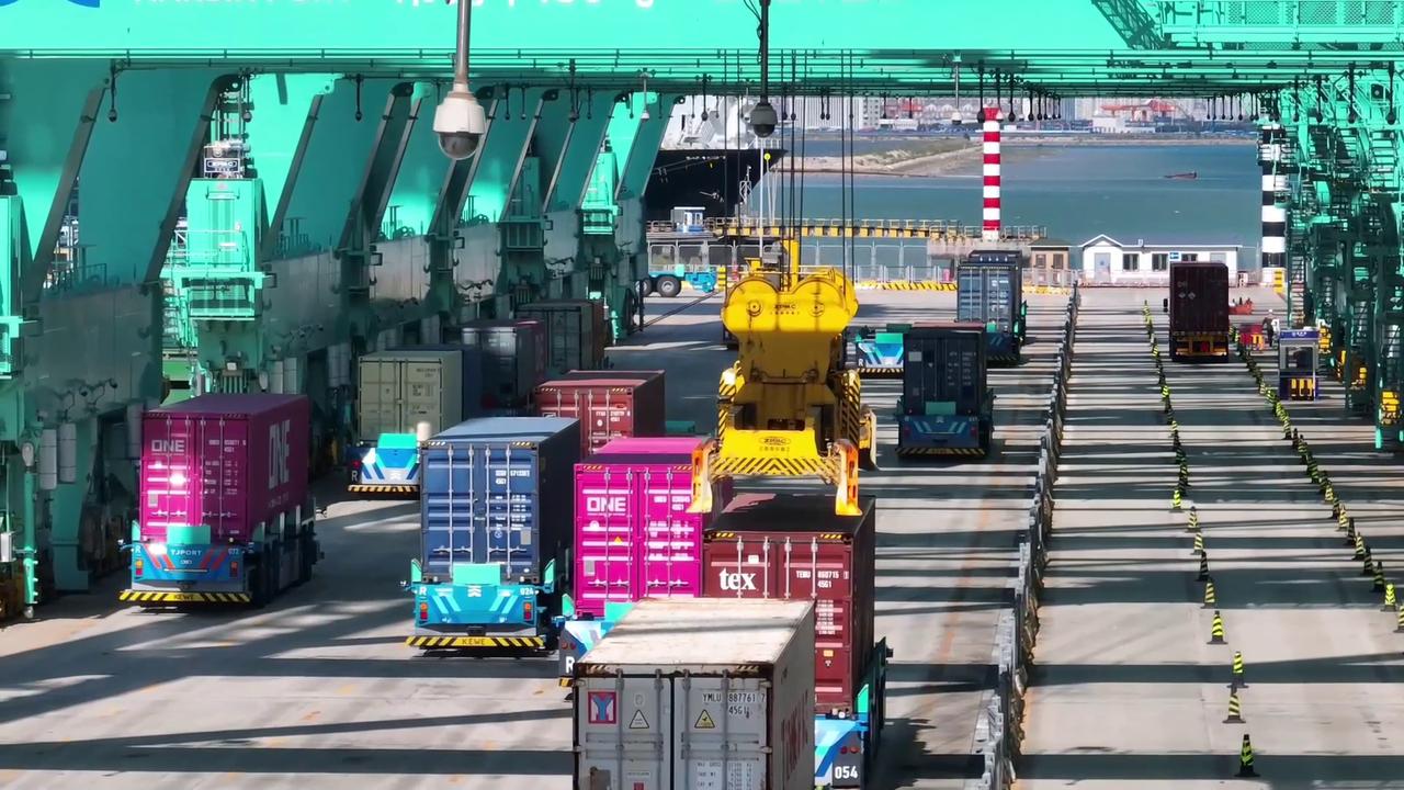 Video thumbnail for China: Shipping expo showcases AI smart port tech in Tianjin.
