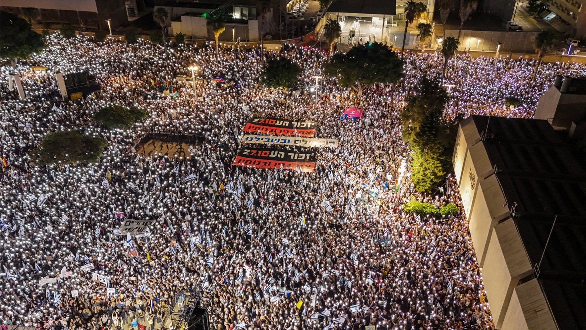 Video thumbnail for Mass rally against Netanyahu ahead of pivotal Israeli election