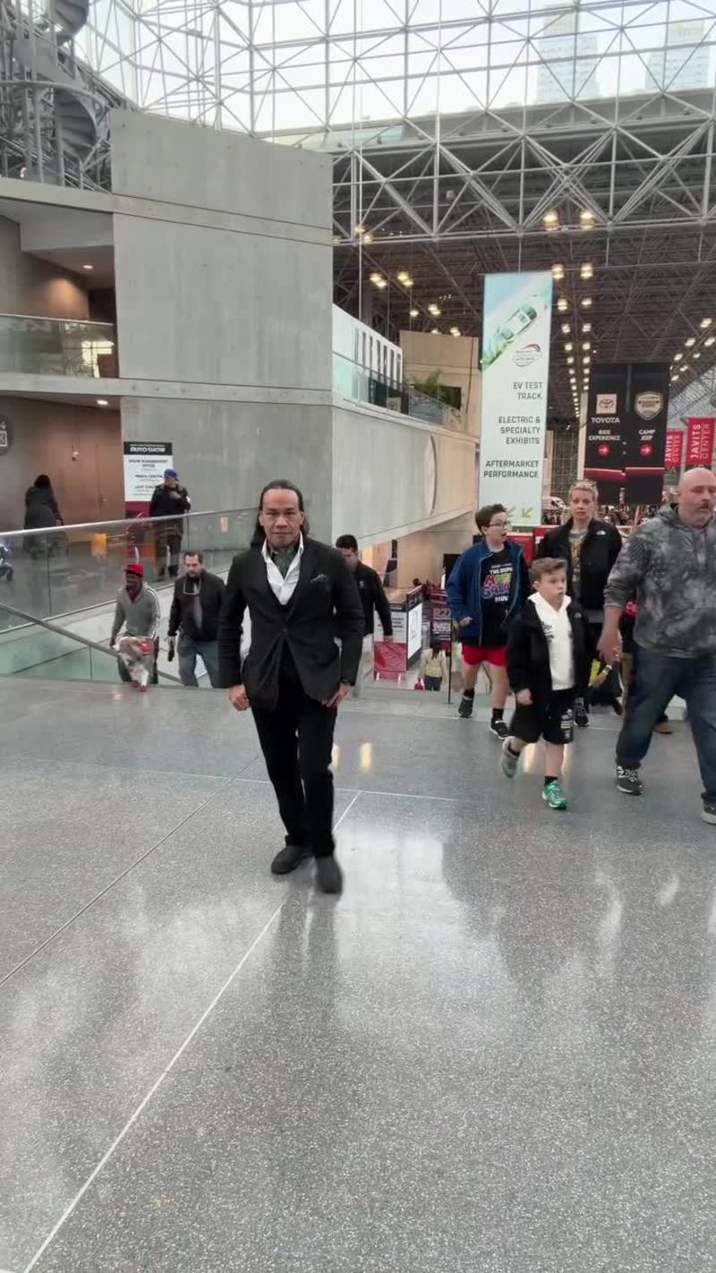 Video thumbnail for Reverse Walking Illusion at the New York International Auto Show