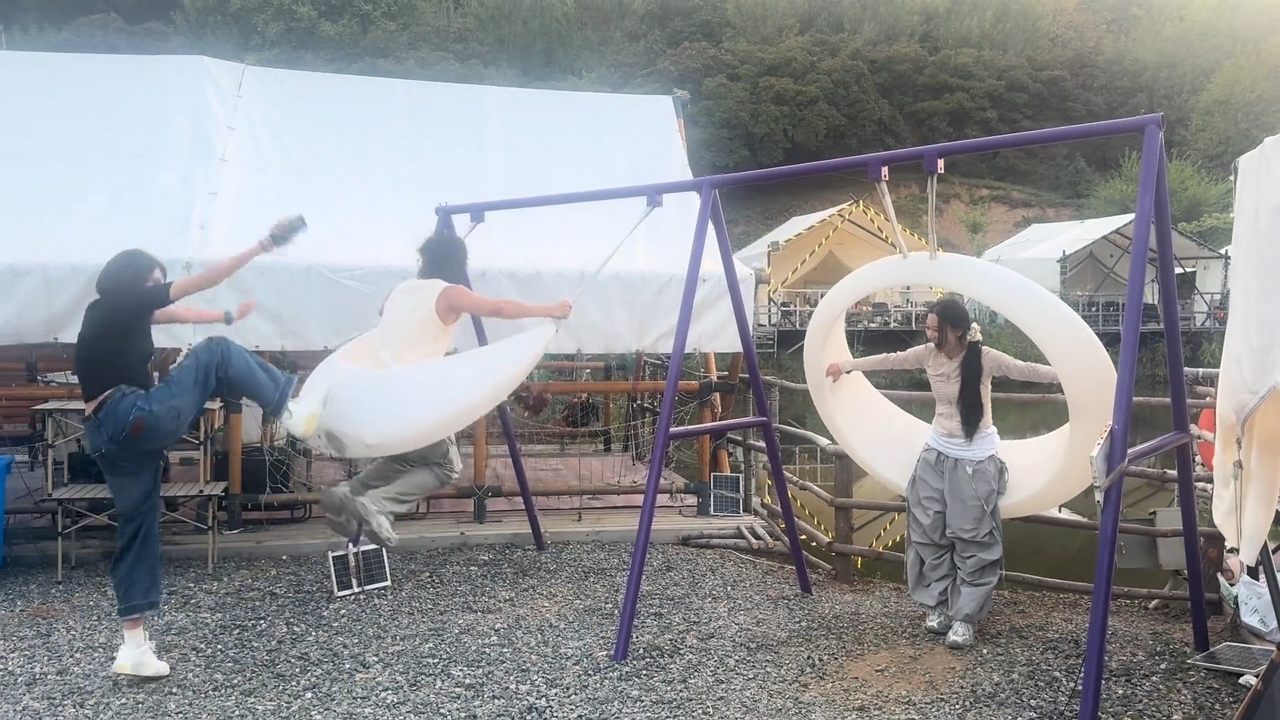 Video thumbnail for Woman Loses Balance While Pushing Swing in Liaoning