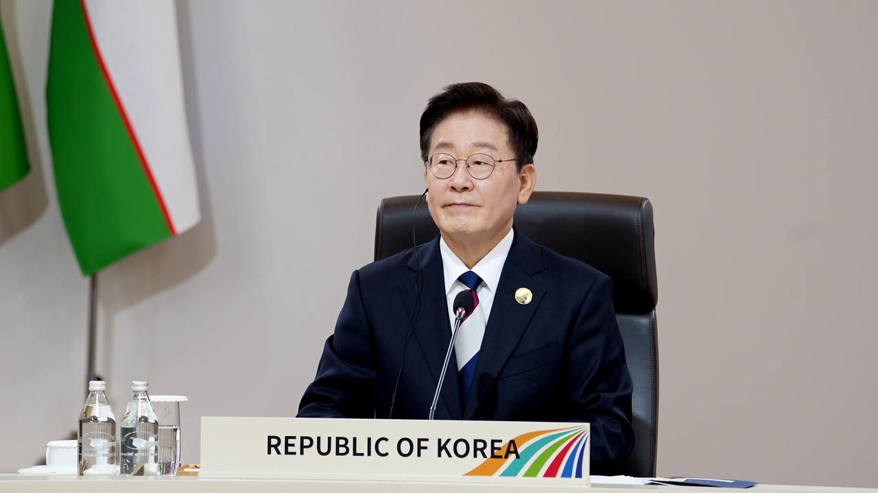 Video thumbnail for South Korea: Kyrgyz President Japarov attends first South Korea-Central Asia Summit.