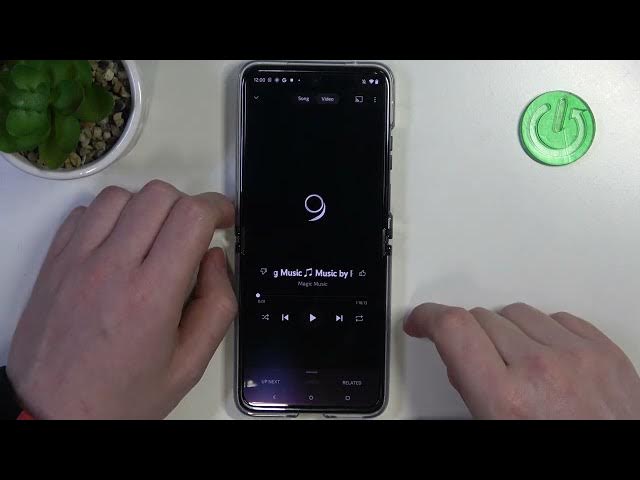 Video thumbnail for Does the MOTOROLA Razr 40 Ultra Phone Have Stereo Speakers? Let's Figure Out!