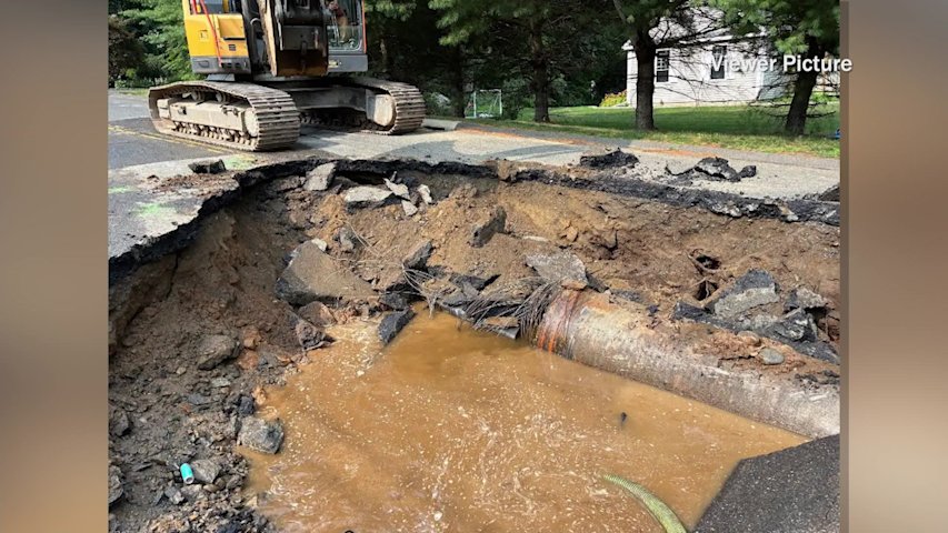 Video thumbnail for 'Driveways were sinking.' Emergency overnight work to repair two water main breaks in Stratford