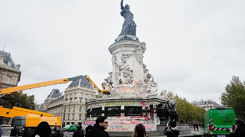 Video thumbnail for French tourism sector concerned about impact as more protests planned