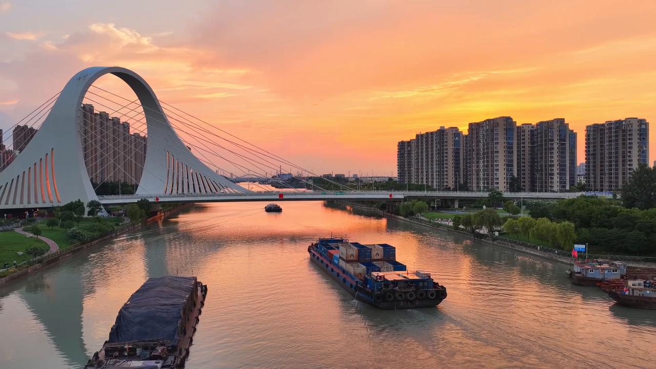 Video thumbnail for China: Grand Canal Cargo Ships.