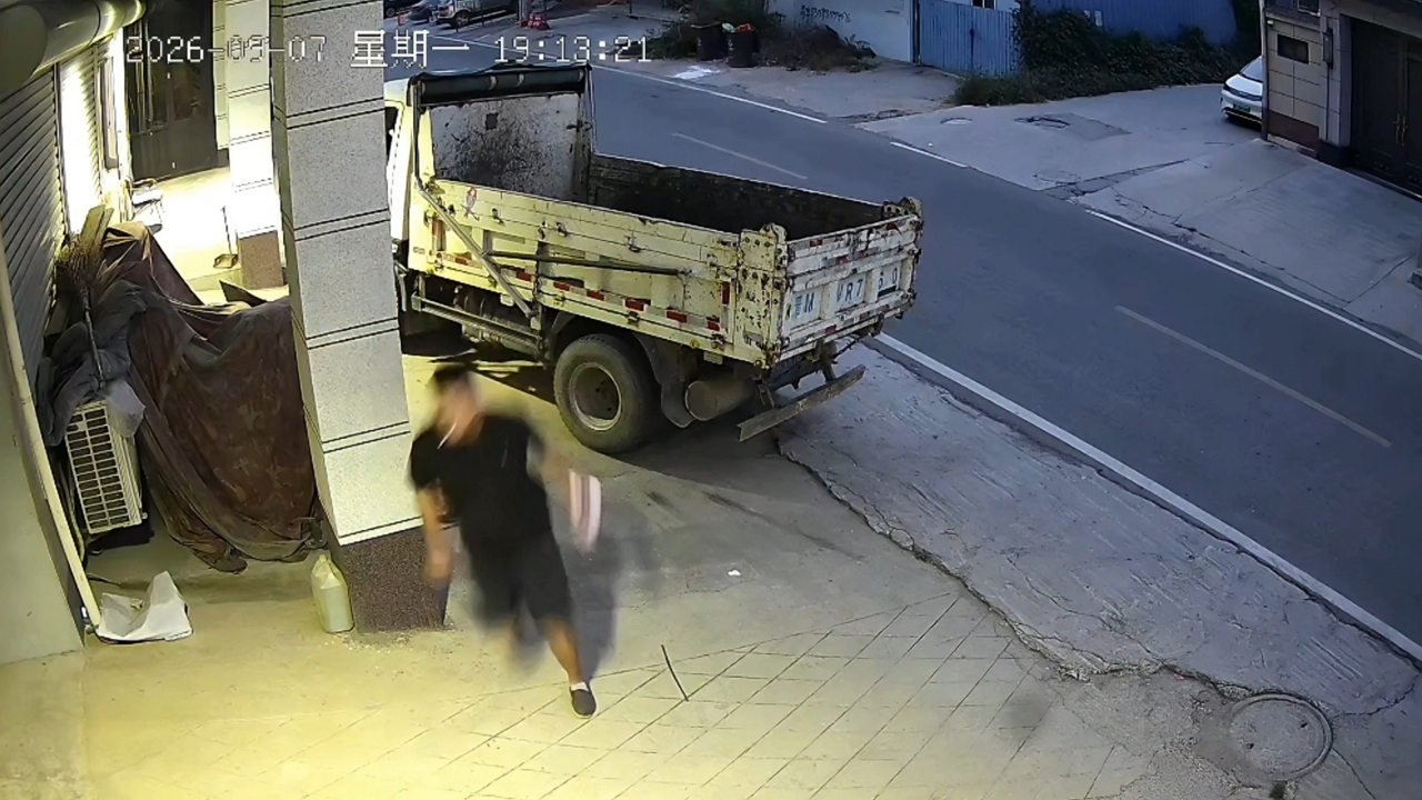 Video thumbnail for Man Runs from Truck with Dog Following in Shanxi, China