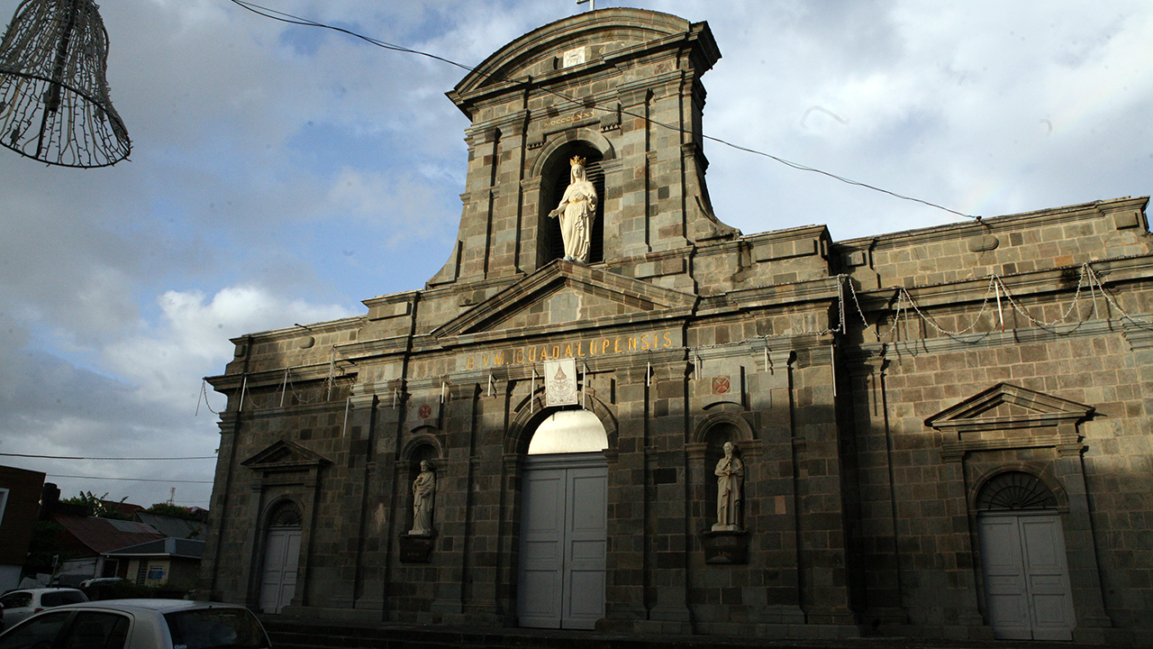 Video thumbnail for Hit TV Show Death In Paradise Filming Locations in the Caribbean