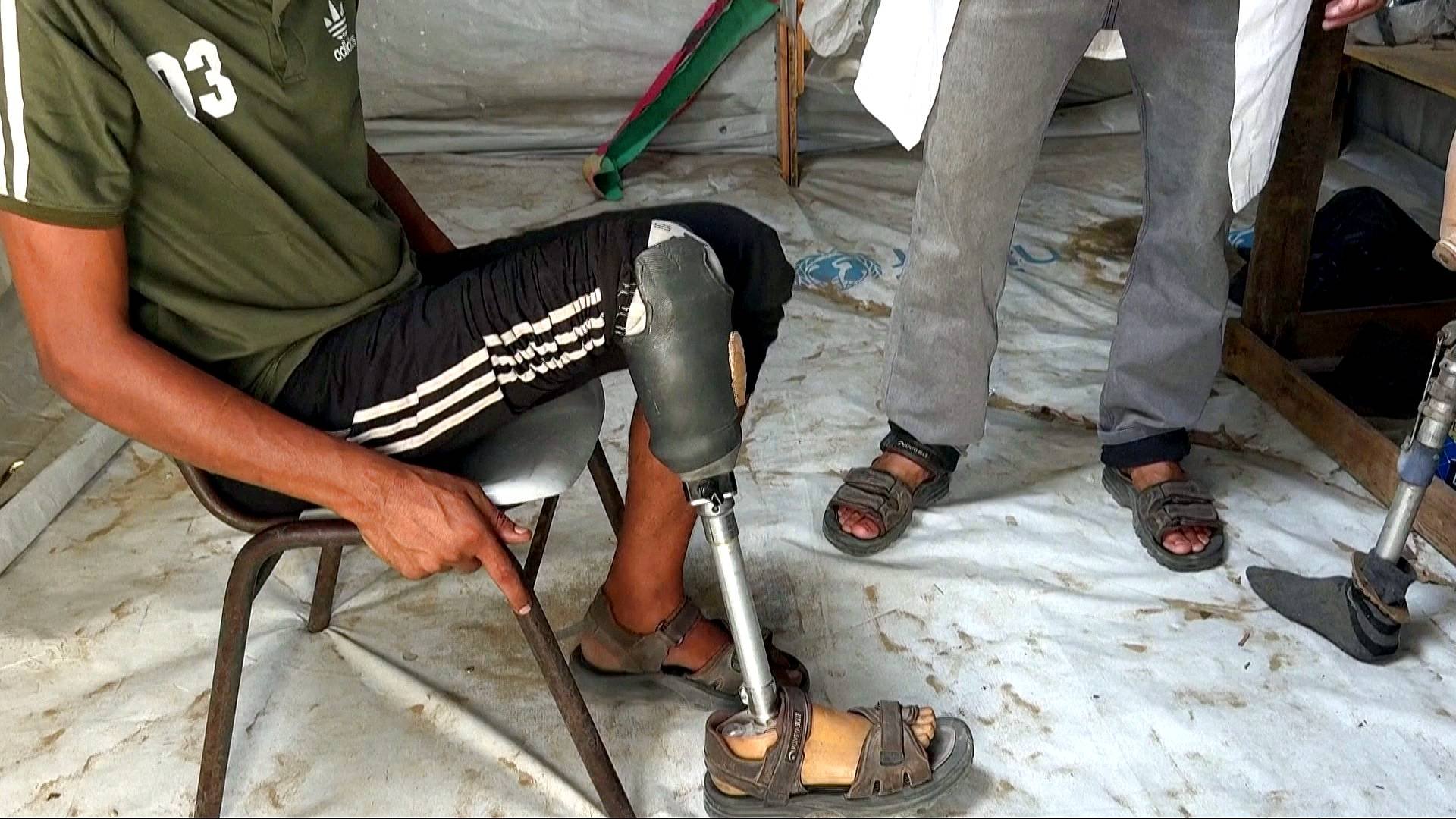 Video thumbnail for Makeshift Gaza clinic helps war-wounded recover despite prosthetic shortages