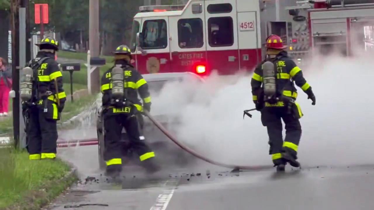 Video thumbnail for US: Extinguishing of a Car Fire in Gates, NY.
