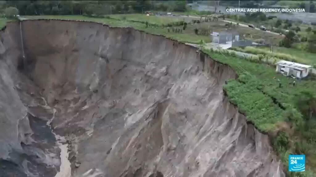 Video thumbnail for Massive sinkhole swallows farmland in Indonesia