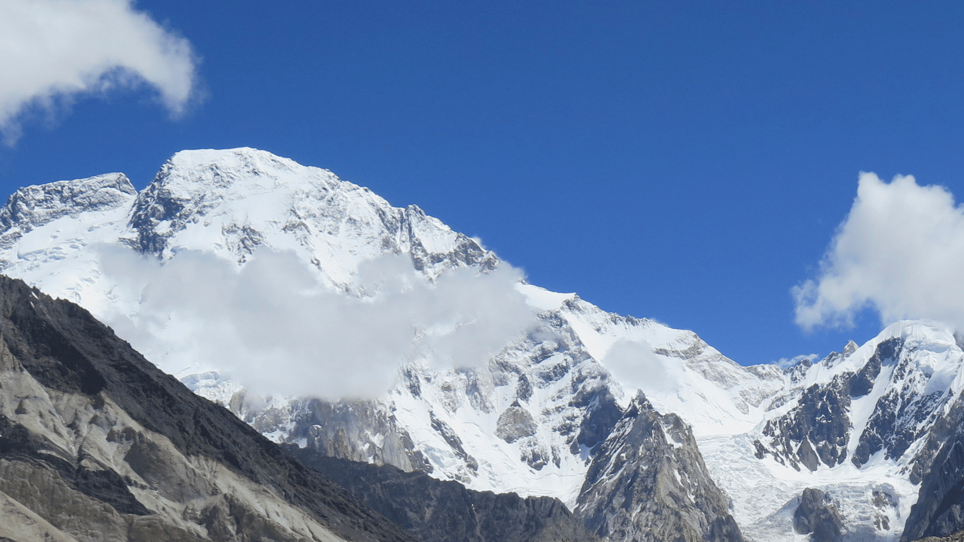 Video thumbnail for Mount Everest guide found: Missing Sherpa crawled into base camp after a week