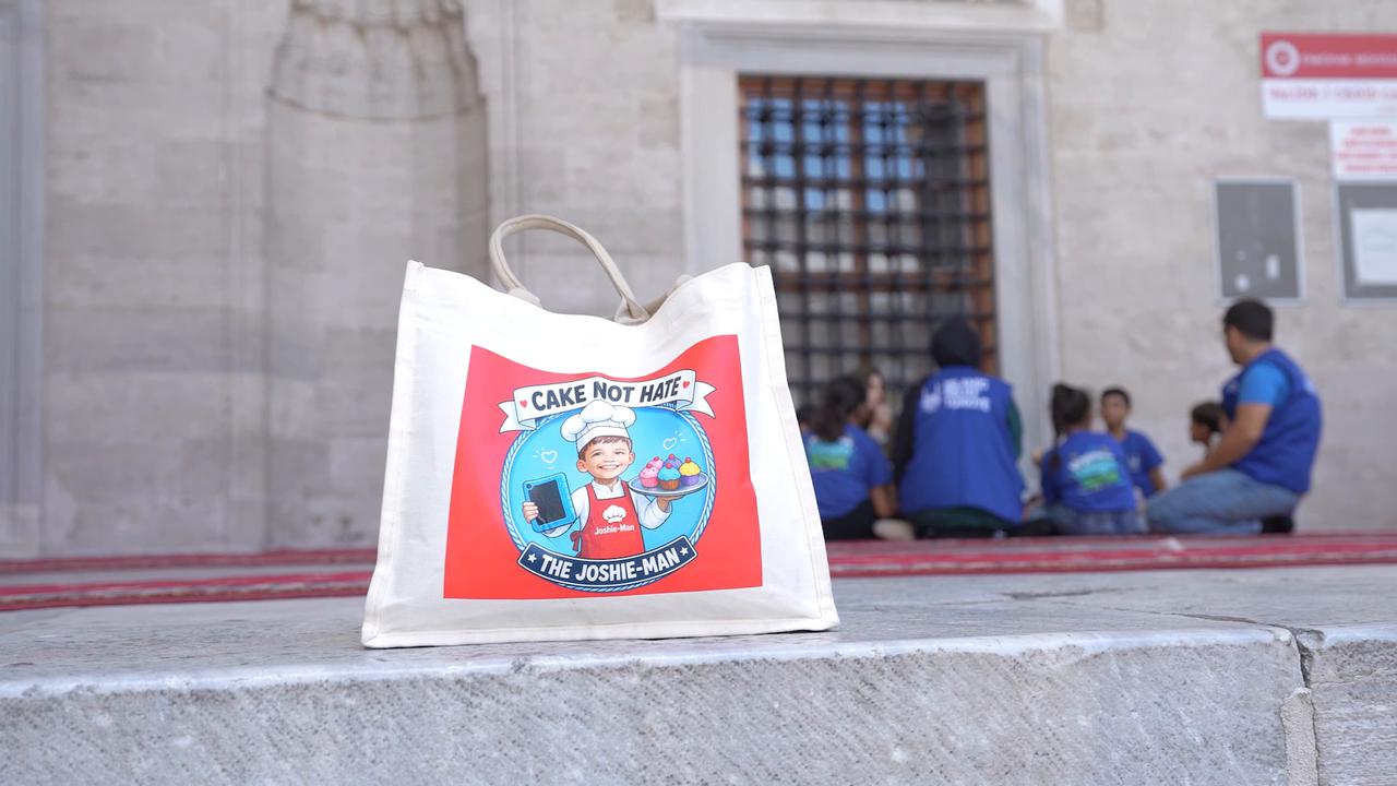 Video thumbnail for Türkiye: British boy’s ‘Cake Not Hate’ campaign reaches Istanbul mosques.