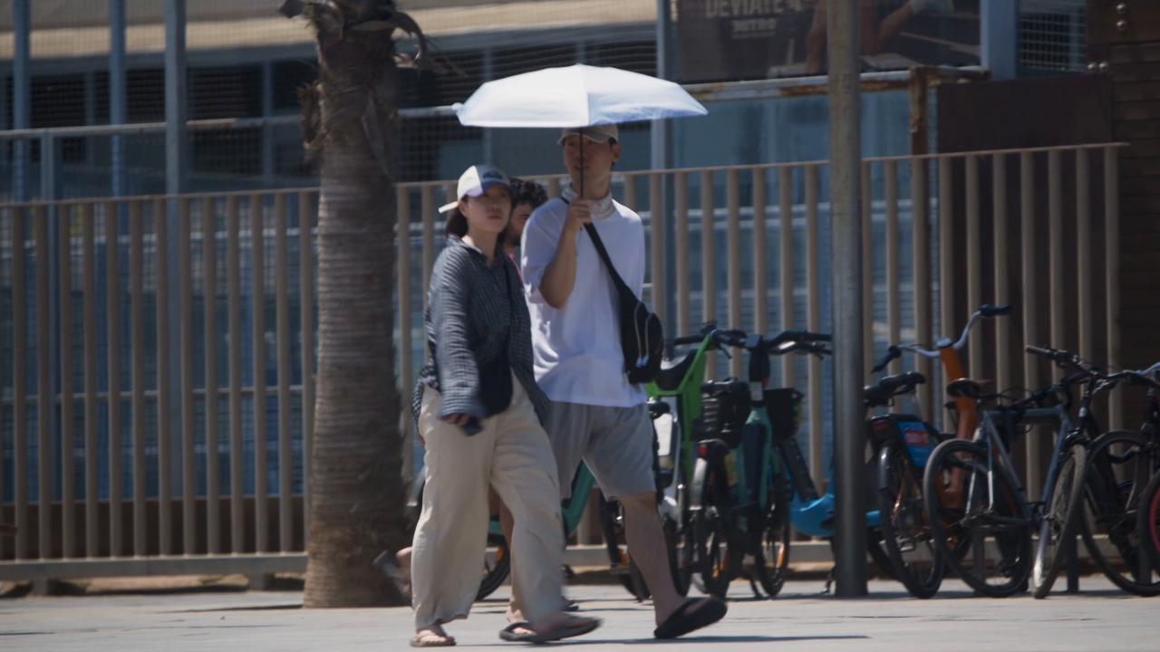 Video thumbnail for Spain: Summer heat draws crowds to Barcelona's Barceloneta Beach.