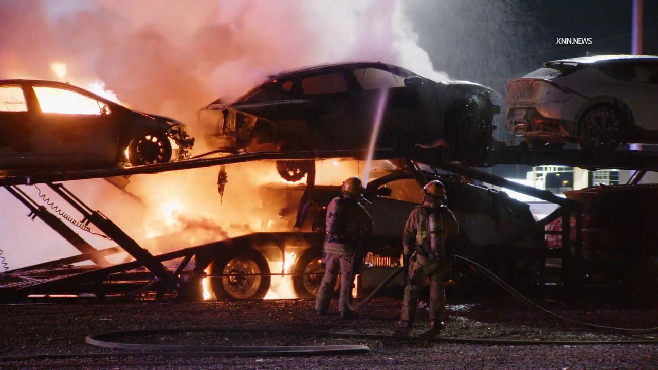 Video thumbnail for US, Phoenix: Phoenix South Mountain Loop 202 EV Car Hauler Fire.