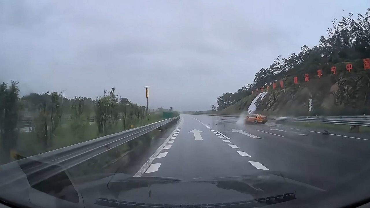 Video thumbnail for Honda Civic Loses Control on Rainy Highway in Guangdong