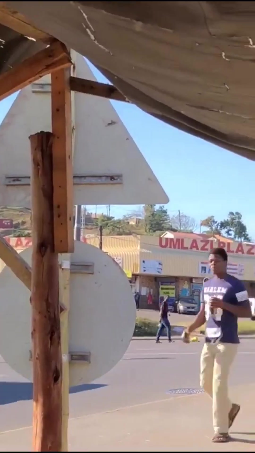 Video thumbnail for Police Confrontation at Umlazi Plaza Results in Suspect Being Shot