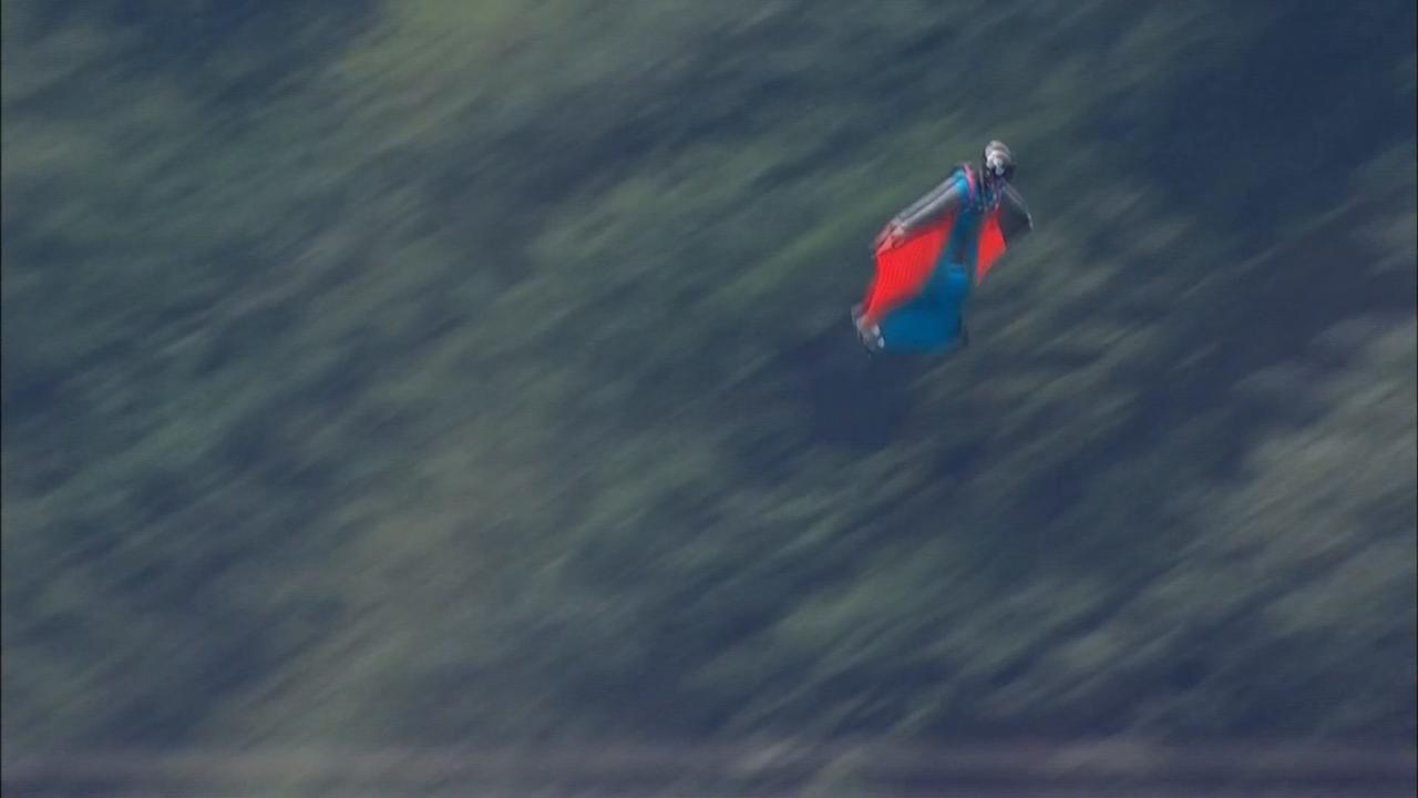 Video thumbnail for China: Wingsuit racers tear through Tianmen Mountain skies in 'Airborne F1' thriller.