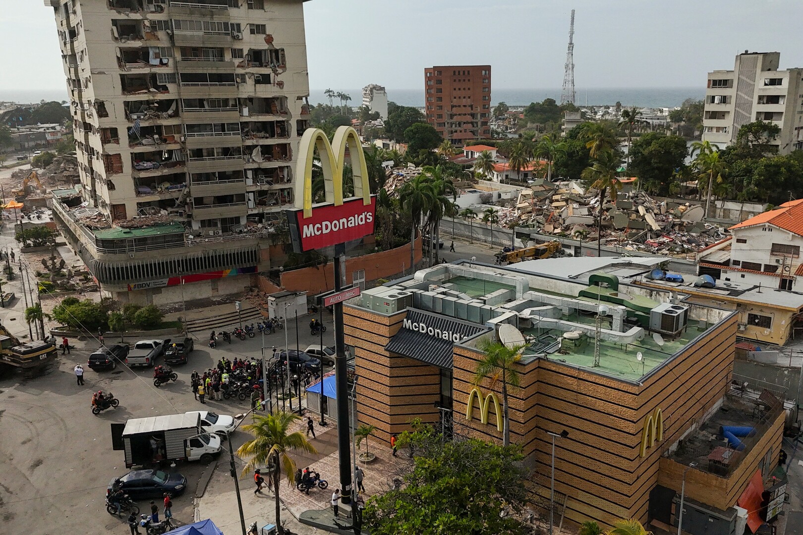 Video thumbnail for Venezuelan doctors convert restaurant into a clinic after earthquake